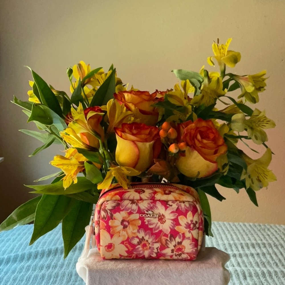 💐 COACH MINI COSMETIC CASE WITH DAISY PRINT 💐 - Picture 3 of 16